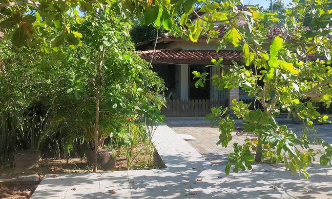 Itaparica House | Cozy vacation home surrounded by greenery a few steps from the sea
