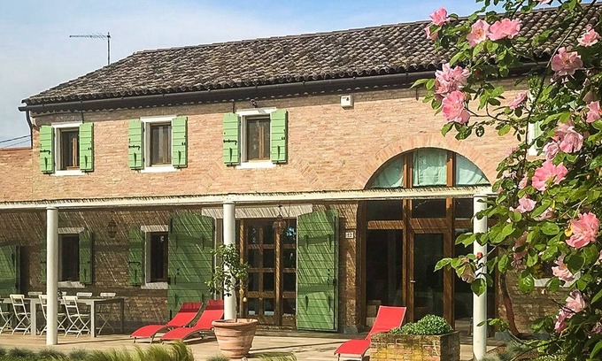 Camponogara House | Cozy villa with outdoor whirlpool and garden near Venice