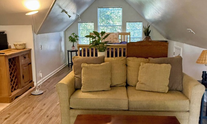 Healdsburg Apartment | Cozy vineyard studio in welcoming Healdsburg with WiFi, AC, fireplace, jacuzzi