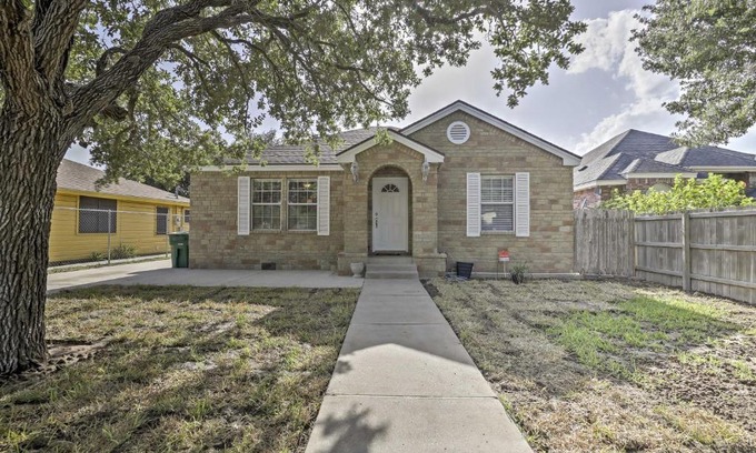 Weslaco House | Cozy Weslaco Home with Backyard in Quiet Neighborhood