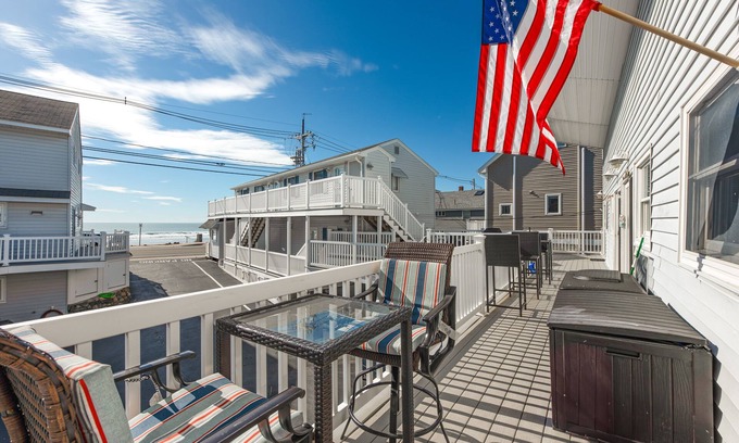 York Beach Apartment | Cozy York Studio w/Ocean View, Steps to Beach!