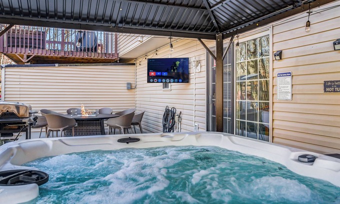 Mount Pocahontas House | CozyPoCoNoGetawaySecluded Home with Hot TUB, Fast Wi-FI, pet friendly