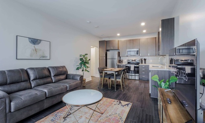 Central Business District Apartment | Cozysuites l Luxe 2BR in Downtown Cincinnati #4