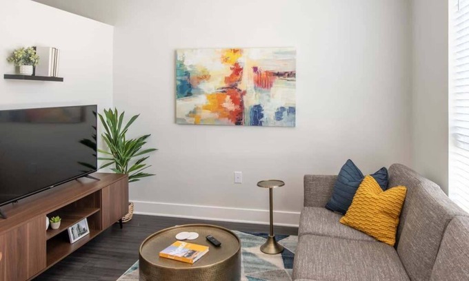 Central Business District Apartment | Cozysuites l Prime 1BR in Downtown Cincinnati