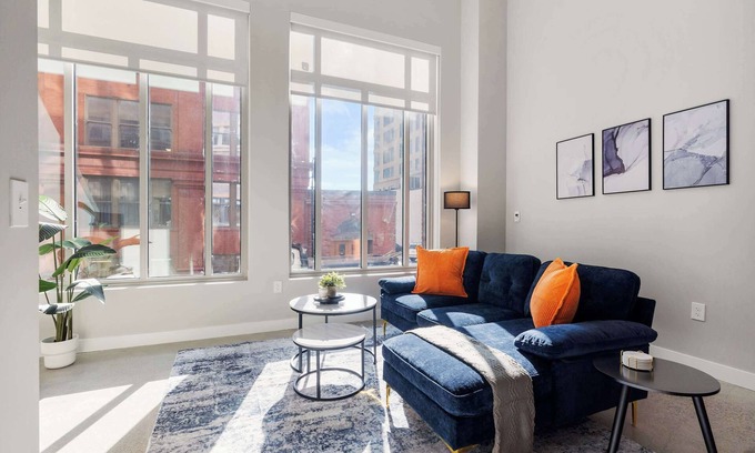 Downtown Cincinnati Apartment | CozySuites Modern 3BR | OTR District #17