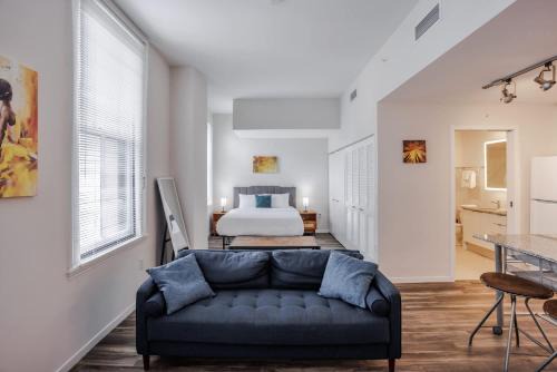 Downtown Cincinnati Apartment | CozySuites Sky Central #17