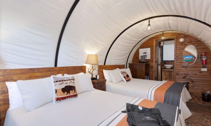 Virgin Cabin | Crazy Horse Wagon #27 w/2 Queen Beds Gas BBQ grill and Gas fire pit