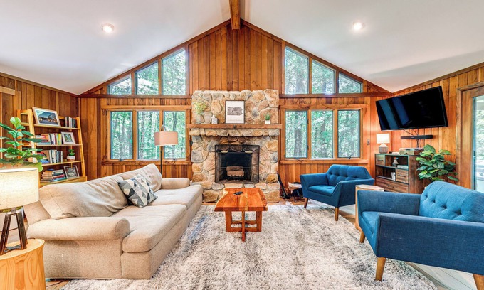 Pocono Pines Cottage | Creek Access & Deck: Family Pocono Pines Cottage