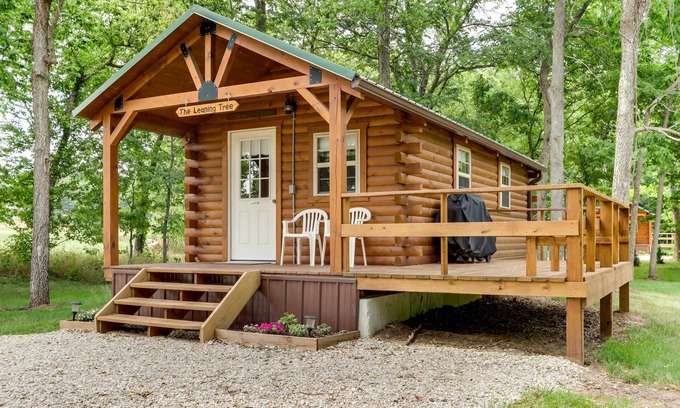 Florence Cabin | Creek Views & Grill: Idyllic Florence Cabin