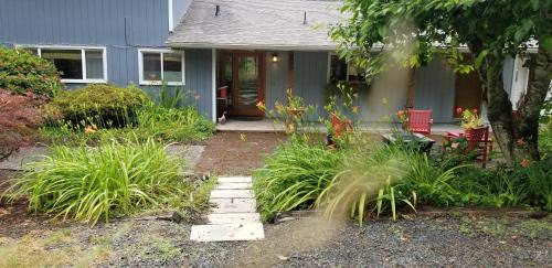 Thurston House | Creekside Bed and Breakfast Guest Room
