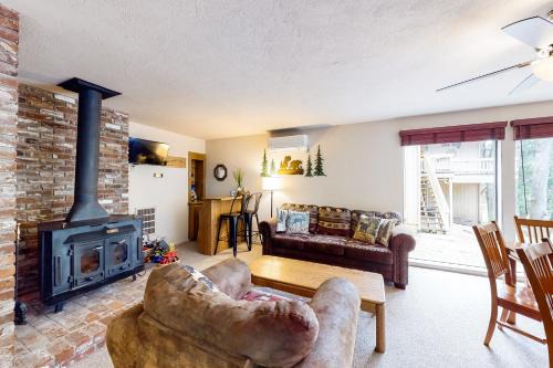 Groveland House | Creekside Cabin