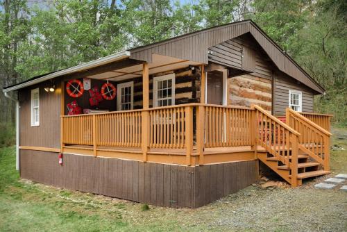 Mount Jackson Ski Chalet | Creekside Cabin w Hot Tub, Fire Pit, Grill, WiFi!