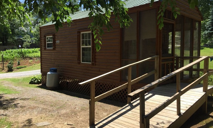 Bryson City Cabin | CREEKSIDE CABINS - CHIPMUNK