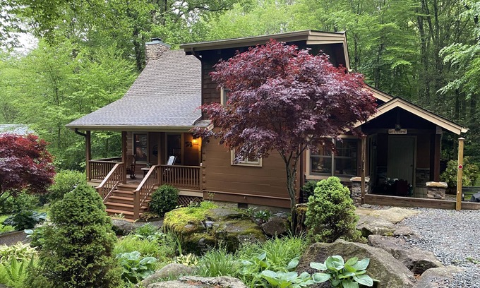 Banner Elk Cabin | Creekside Comfort NC - Creekside cabin minutes from amazing hiking and skiing.