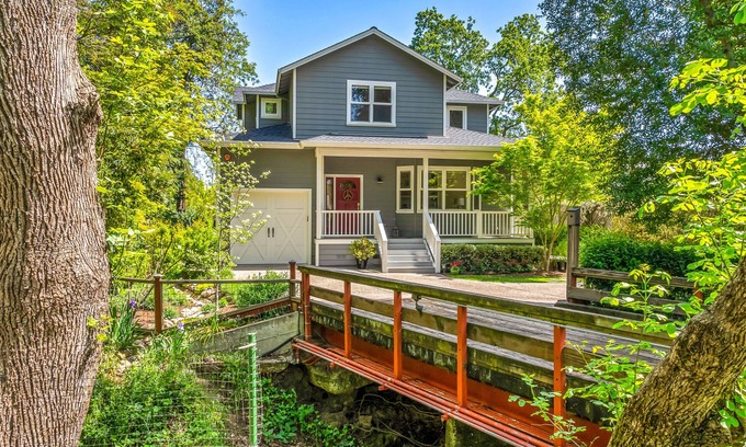 Sonoma House | Creekside Cottage ~ Gorgeous cottage just 3 blocks from the Historic Sonoma Plaz