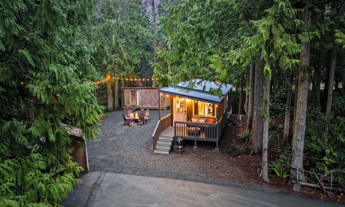 Sequim House | Creekside Escape a Cabin With Hot Tub