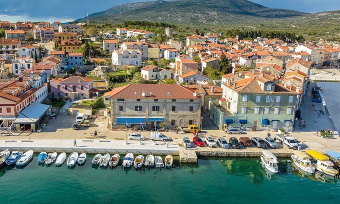 Cres Apartment | Cres Island Vacation Break - Lungomare Venezia
