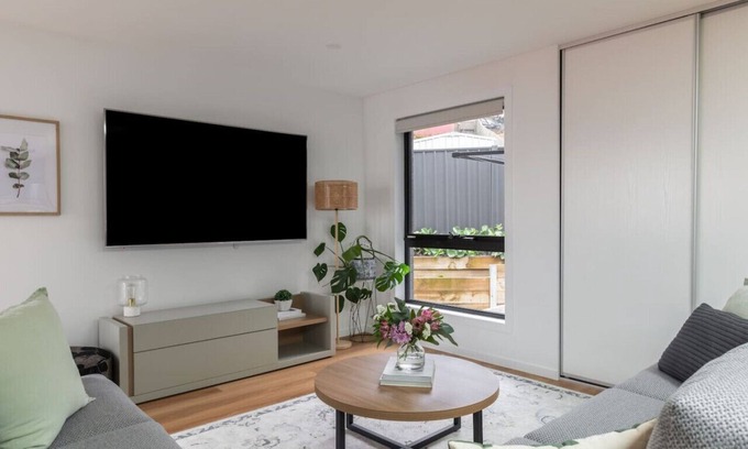 South Launceston Apartment | Crescent Townhouse - newly built + close to LGH