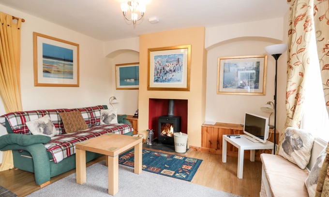 Cairnbaan Cottage | CRINAN CANAL COTTAGE, pet friendly, with open fire in Kilmartin