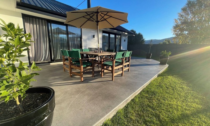 Lowburn House | Cromwell Central-Modern & Relaxing