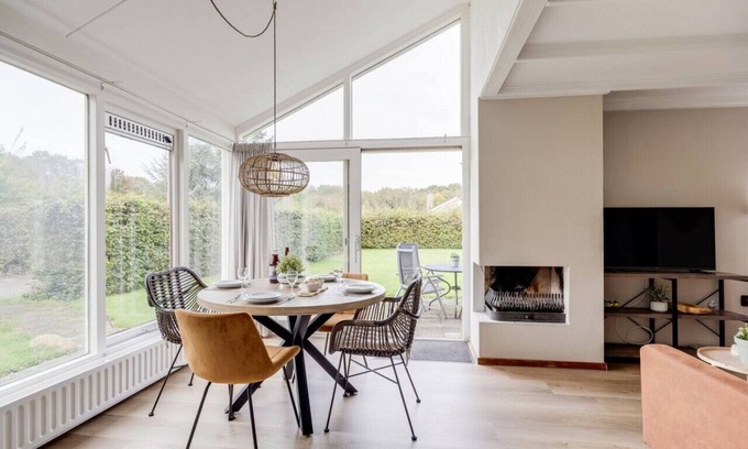 Zwiggelte House | Crossbill I Chic Holiday Home with Wide Garden