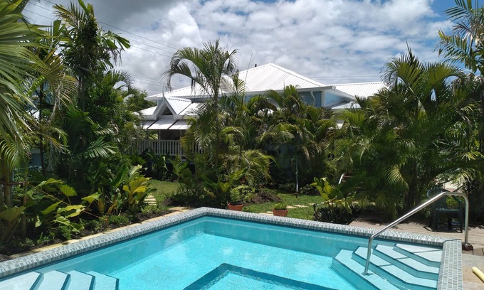 Hastings Apartment | Crotona Garden 1 Bed Upper Cottage, Lush & Tropical + Pool. 2 Min Walk to Sea
