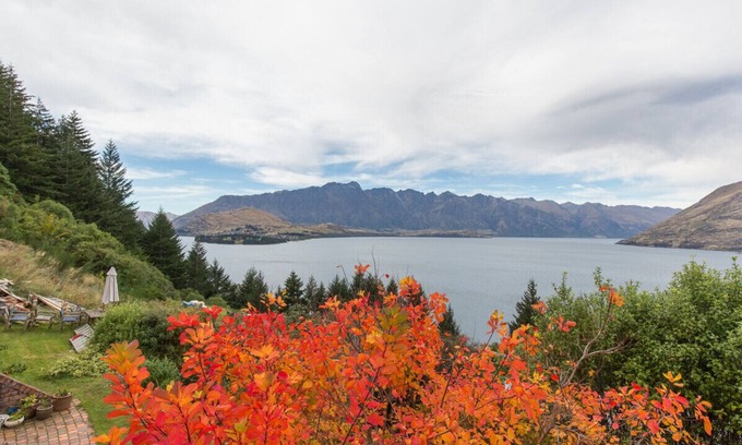 Sunshine Bay Cottage | Crows Nest - Queenstown Holiday Home