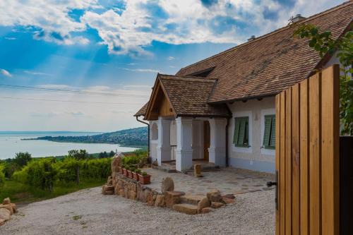 Badacsonyors Apartment | Csendes Dűlő Szőlőbirtok Guesthouse Badacsonyörs