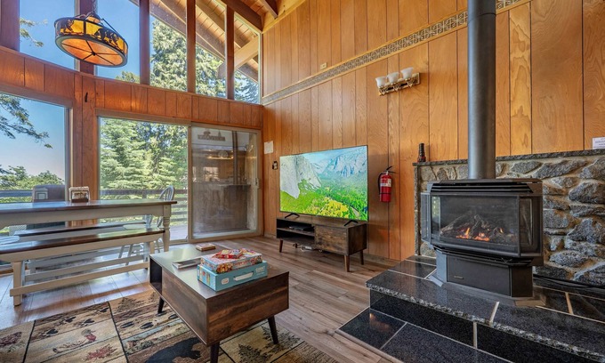Yosemite West Cabin | Cub's cabin Family house inside the gates of Yosemite Park!