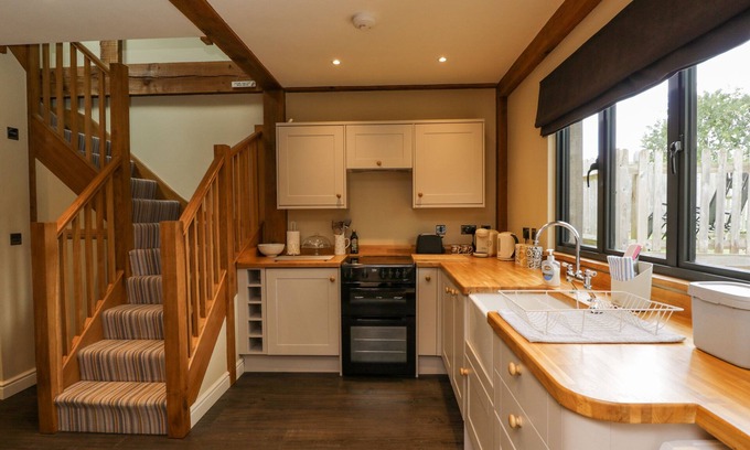 Middleyard Cottage | CUCKOO PENN HIDEAWAY, romantic, with hot tub in King's Stanley