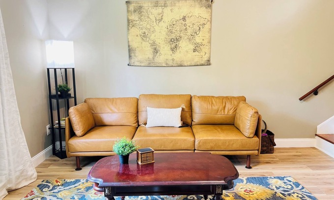 Wayne House | Culinary Kitchen, 65” Tv, Pet friendly, WiFi, Quiet, Convenient, CoveredParking