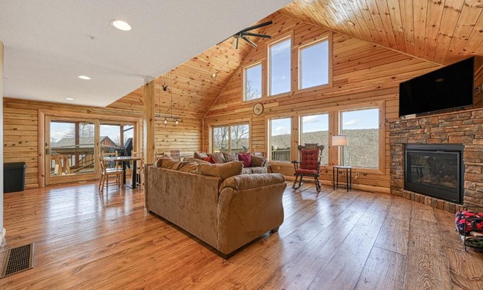 McHenry House | Curb-Free Chalet