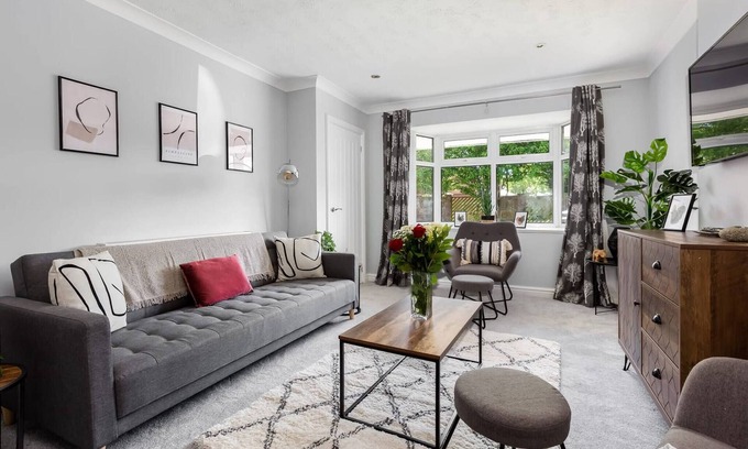 Thornton-Cleveleys House | Curlew | 3 Bedrooms Wi-Fi, Parking | Cozy Pads