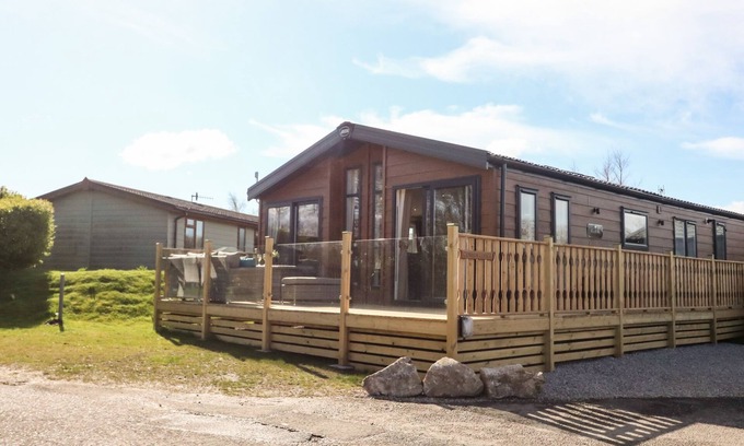 South Lakeland Leisure Village Cottage | CURLEW LODGE, family friendly, with pool in Carnforth