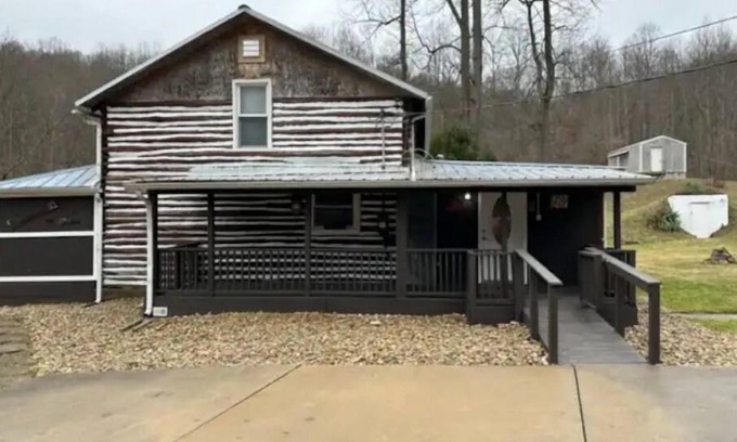 Laurelville House | Curly's Pair-a-Dice- Hocking Hills- Hot Tub!