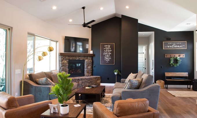 Williams House | Custom 4bd Mountain & Golf Retreat, Sleeps 8,nA/C, Close to All Key Attractions