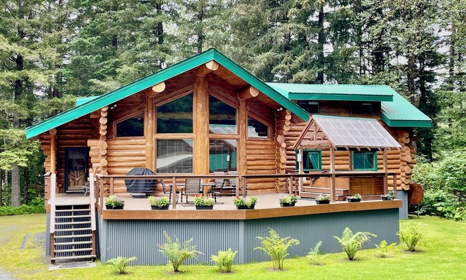 Seward House | Custom-Built Log Home : Clean, Spacious, and only 4 miles from downtown Seward!