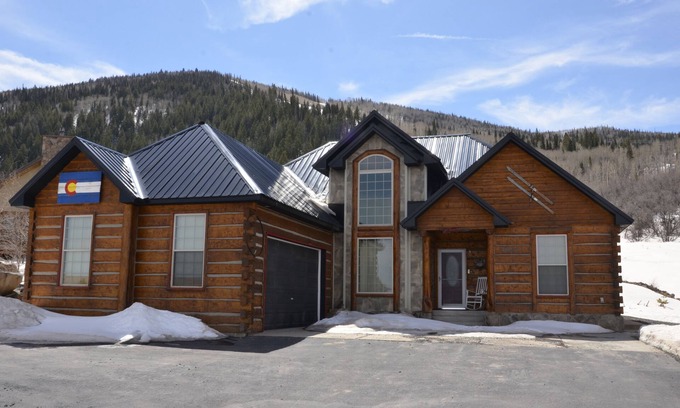 Mesa Cabin | Custom log cabin nestled in Powderhorn Ski Resort. Great in winter or summer.