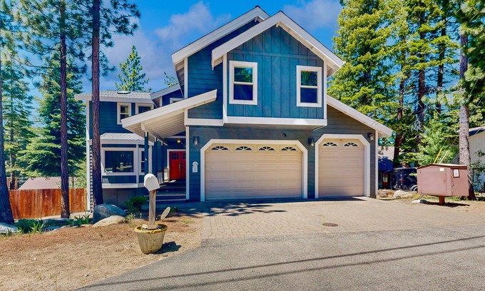 Country Club Estates House | Custom Luxury Chalet Near Slopes - Game Room, Chefs Kitchen & 3 Fireplaces