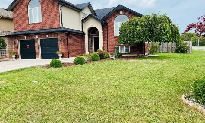 Lakeshore House | Cute and Cozy Belle River Getaway with huge backyard.