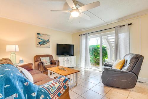 Cocoa Beach Apartment | Cute Cocoa Beach Condo with Pool and Beach Access!
