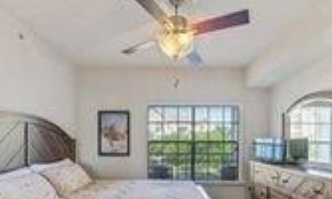 Universal City Apartment | CUTE, COMFY AND CLOSE TO EVERYTHING!