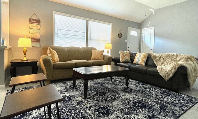 Northeast Houston House | Cute Comfy Cozy Home 20min from Downtown Houston