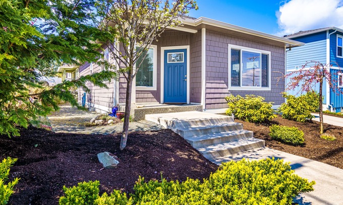 Anacortes House | Cute cottage, close to everything Anacortes has to offer. Discounts available