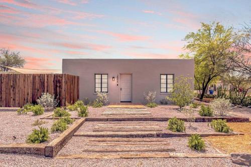 Blenman-Elm House | Cute & Cozy 2BR 1BA Adobe w Firepit Near UA & UMC, Low Summer Rates!
