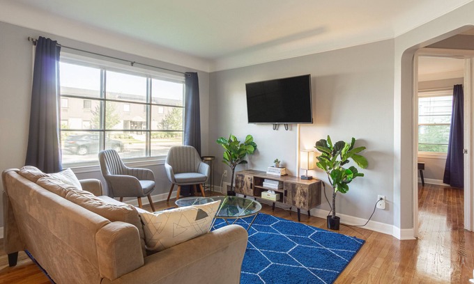 Berkley House | Cute, Cozy and Spacious Berkley Bungalow!