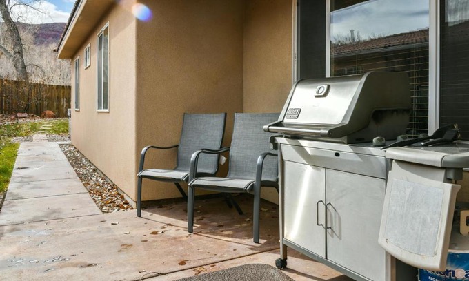 Moab House | CW343 - Great downtown location with a private hot tub