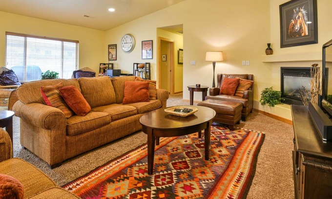 Moab House | CW343 - Just blocks to Main St. shopping & restaurants with private hot tub
