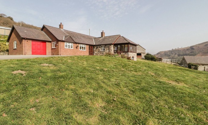 St George Cottage | CWM HEULOG, family friendly, with open fire in Llanfair Talhaiarn