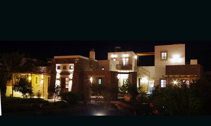 Skala House | Cycladic-style house near the sea with splendid views of the Chora.